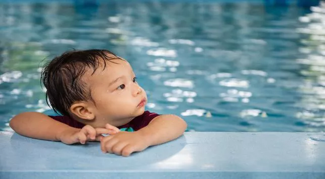 Bayi Berenang, Apakah Bisa?