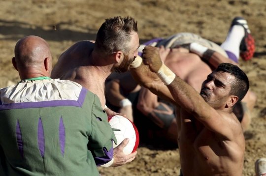 Calcio Storico Florence: Sepak Bola Tradisional Italia